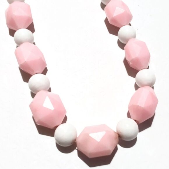 Vintage Chunky Mid Century Pink and White Beaded Necklace - Picture 5 of 7